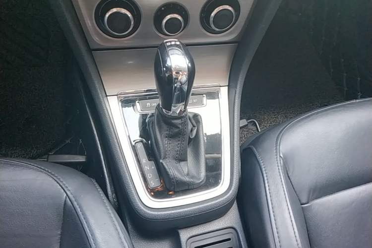 Used Volkswagen Lavida 2013 Revised Version 1.4 TSI DSG Comfort Edition Gear Lever