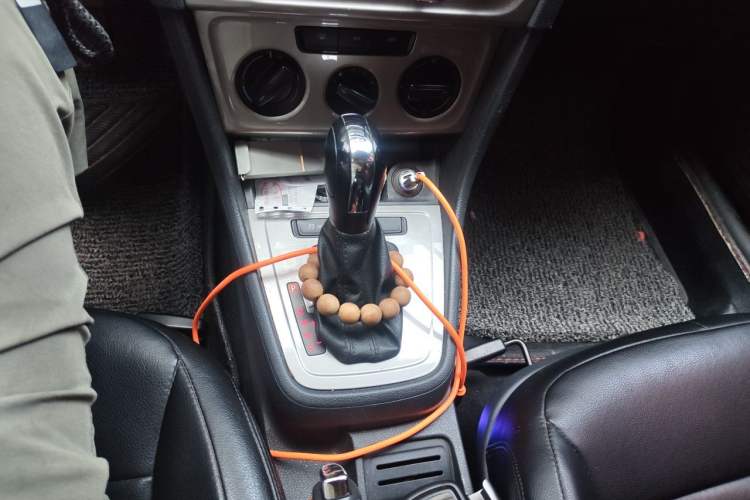 Used Volkswagen Lavida 2013 Revised Classic 1.6L Automatic Fashion Edition Gear Lever