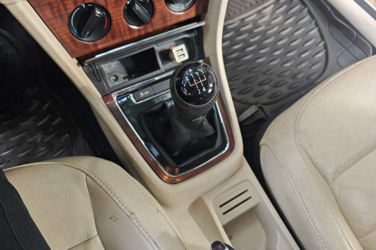 Used Volkswagen Lavida 2013 Revised Version 1.4 TSI Manual Comfort Edition Gear Lever