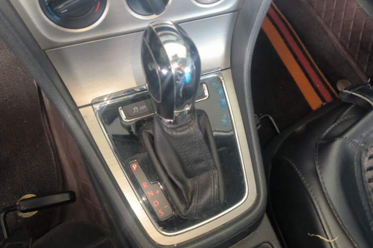 Used Volkswagen Lavida 2013 Restyled Classic 1.6L Automatic Comfort Edition Gear Lever