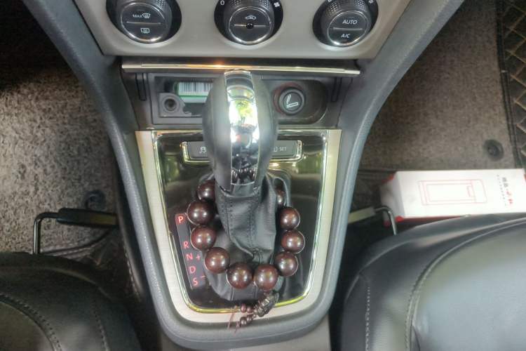 Used Volkswagen Lavida 2013 1.6L Automatic Comfort Edition Gear Lever