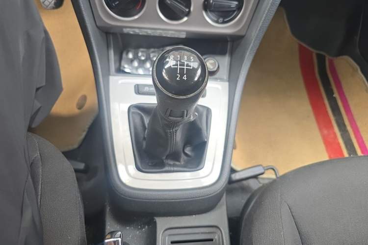 Used Volkswagen Lavida 2013 Revised Classic 1.6L Manual Fashion Edition Gear Lever