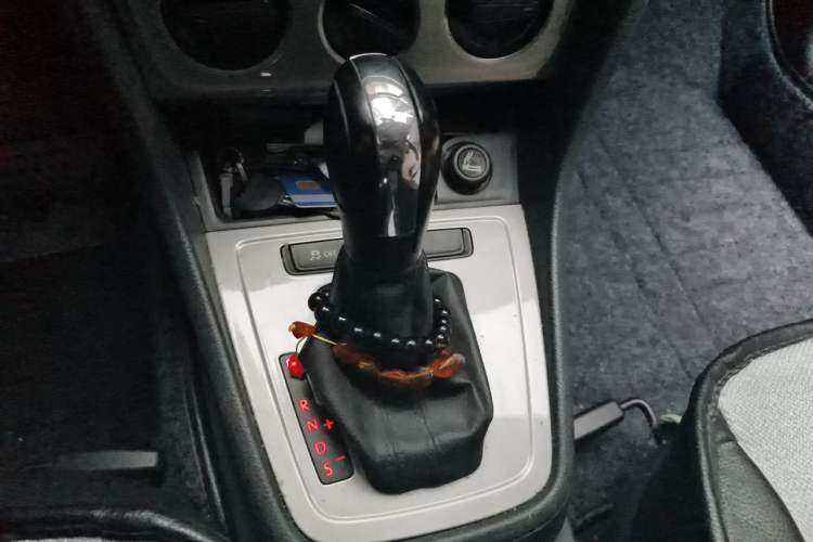 Used Volkswagen Lavida 2013 Revised Classic 1.6L Automatic Fashion Edition Gear Lever