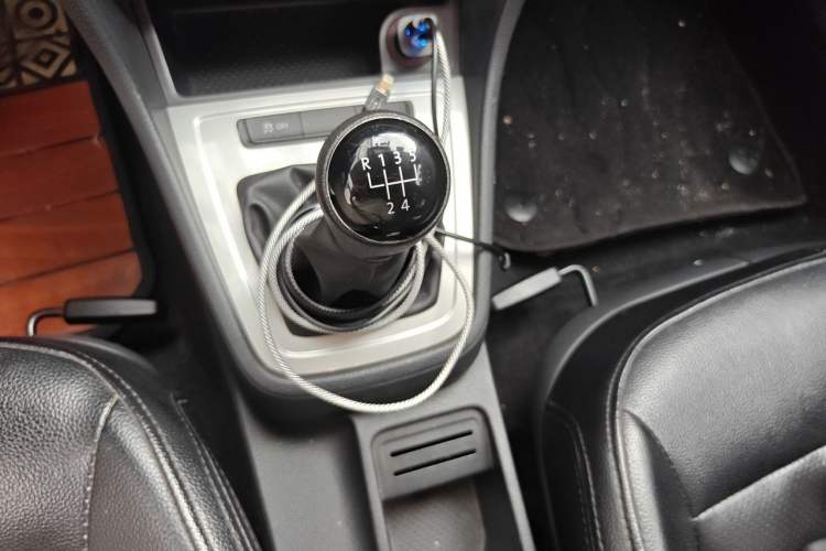 Used Volkswagen Lavida 2013 Revised Classic 1.6L Manual Fashion Edition Gear Lever