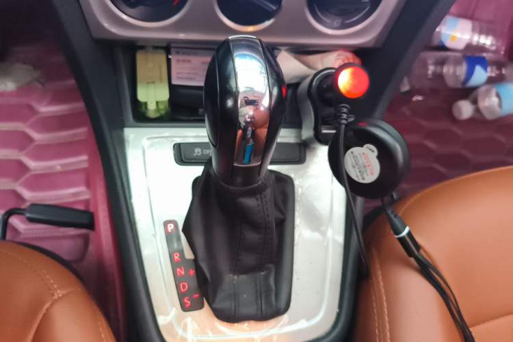Used Volkswagen Lavida 2013 Revised Classic 1.6L Automatic Fashion Edition Gear Lever