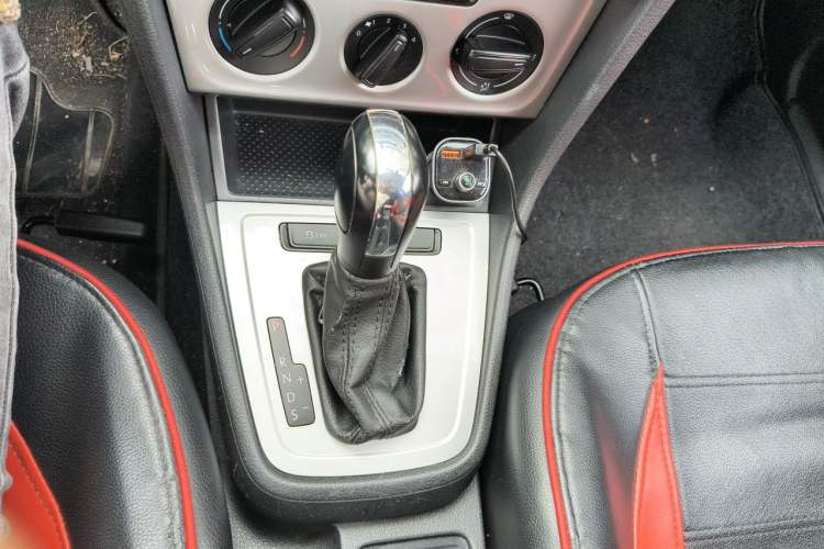 Used Volkswagen Lavida 2013 Revised Classic 1.6L Automatic Fashion Edition Gear Lever
