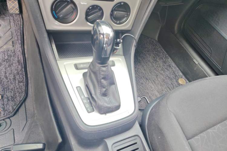 Used Volkswagen Lavida 2013 Revised Classic 1.6L Automatic Fashion Edition Gear Lever