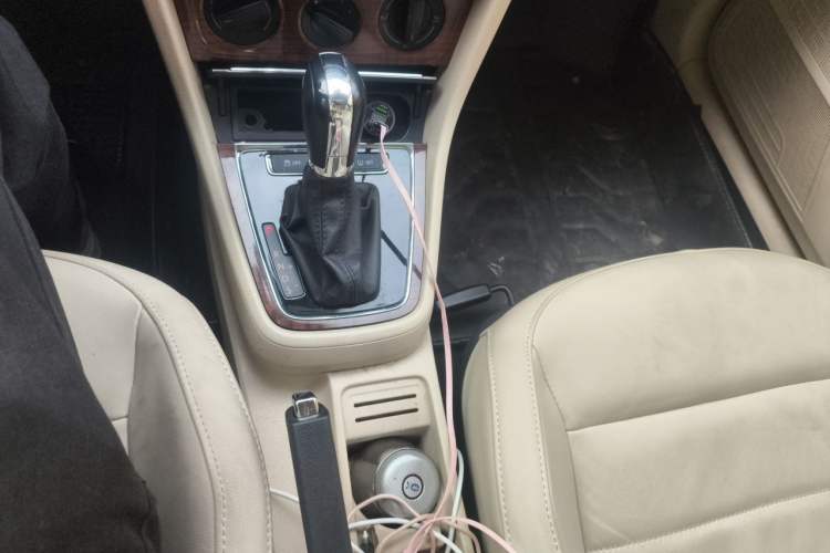 Used Volkswagen Lavida 2013 Restyled Classic 1.6L Automatic Comfort Edition Gear Lever