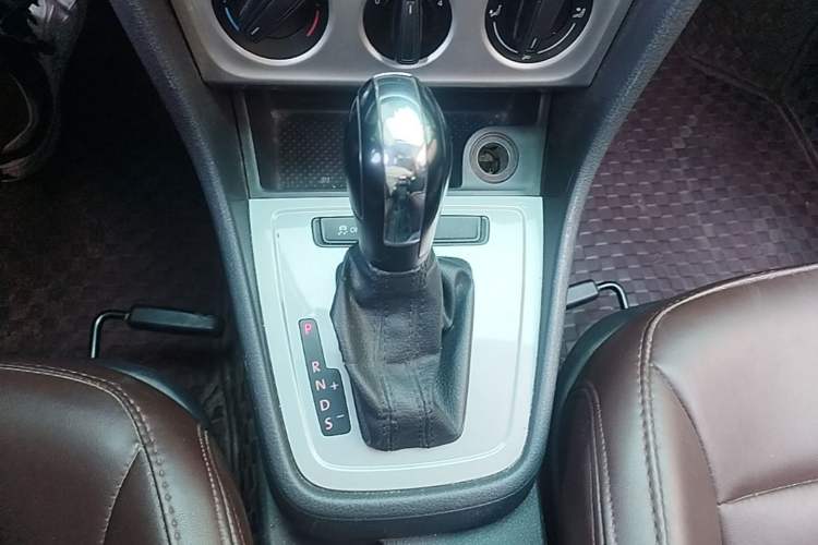 Used Volkswagen Lavida 2013 Revised Classic 1.6L Automatic Fashion Edition Gear Lever