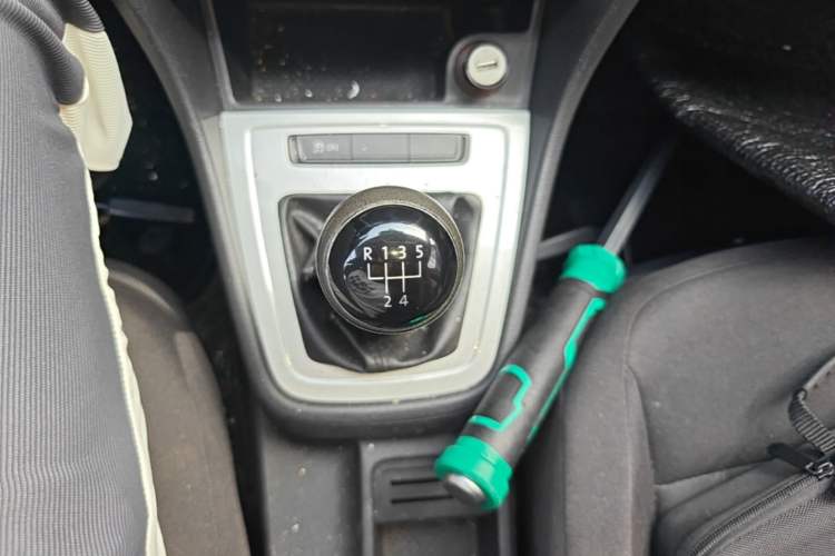 Used Volkswagen Lavida 2013 Revised Classic 1.6L Manual Fashion Edition Gear Lever