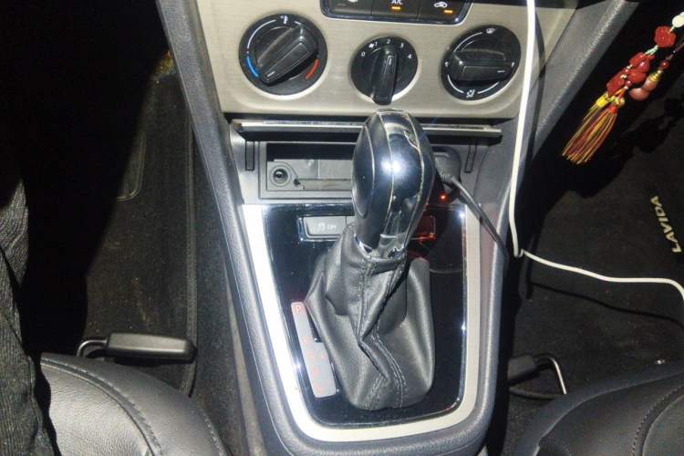 Used Volkswagen Lavida 2013 Restyled Classic 1.6L Automatic Comfort Edition Gear Lever