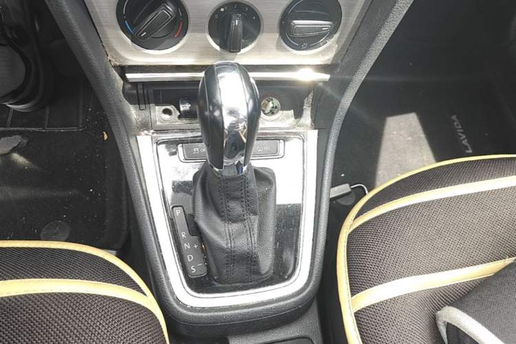 Used Volkswagen Lavida 2013 Restyled Classic 1.6L Automatic Comfort Edition Gear Lever