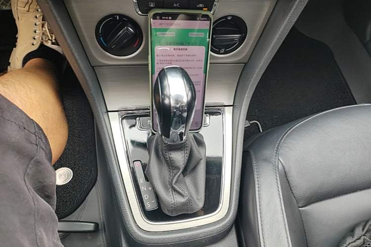 Used Volkswagen Lavida 2013 Restyled Classic 1.6L Automatic Comfort Edition Gear Lever