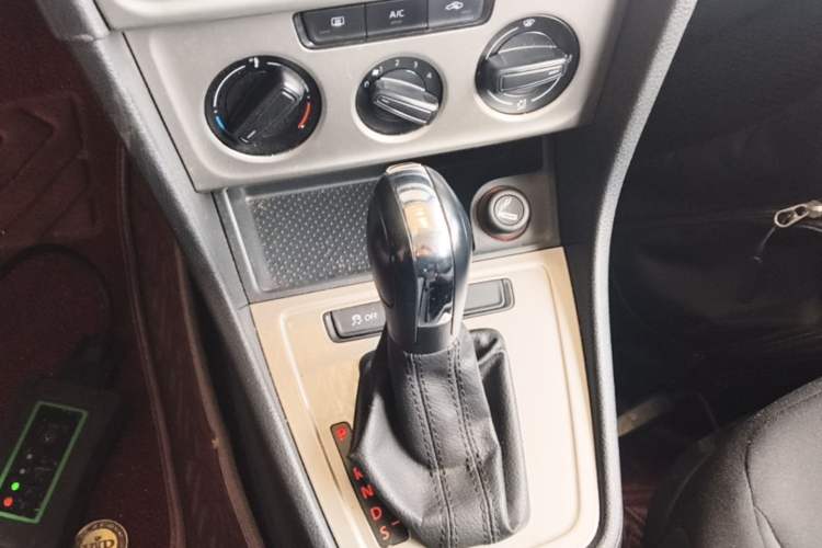 Used Volkswagen Lavida 2013 Revised Classic 1.6L Automatic Fashion Edition Gear Lever