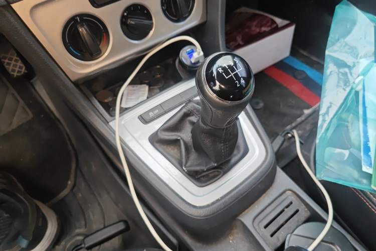 Used Volkswagen Lavida 2013 Revised Classic 1.6L Manual Fashion Edition Gear Lever