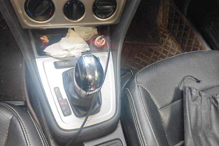 Used Volkswagen Lavida 2013 Revised Classic 1.6L Automatic Fashion Edition Gear Lever