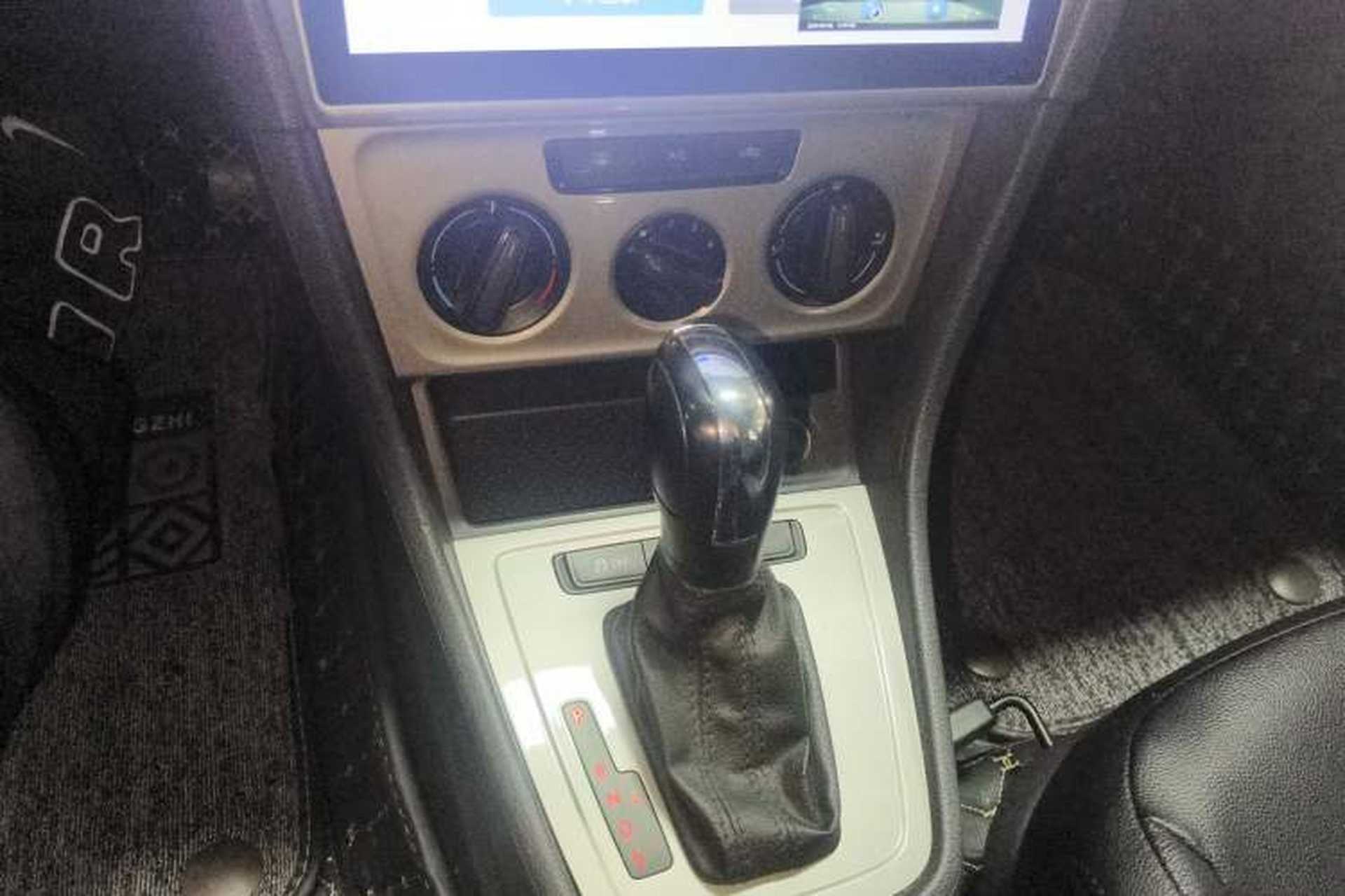 Used Volkswagen Lavida 2013 Revised Classic 1.6L Automatic Fashion Edition Gear Lever
