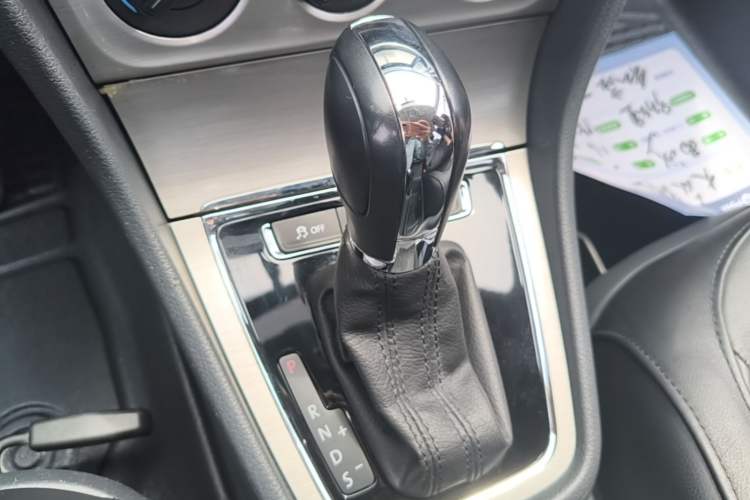 Used Volkswagen Lavida 2013 Restyled Classic 1.6L Automatic Comfort Edition Gear Lever