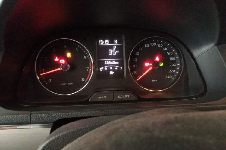 Used Volkswagen Lavida 2013 Revised Version 1.6L Automatic Luxury Edition Instrument Cluster