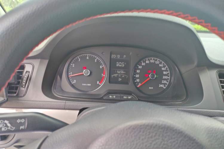 Used Volkswagen Lavida 2013 Revised Classic 1.6L Automatic Fashion Edition Instrument Cluster