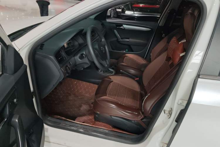 Used Volkswagen Lavida 2013 Revised Classic 1.6L Automatic Fashion Edition Interior 1