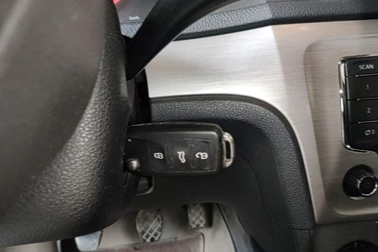 Used Volkswagen Lavida 2013 Restyled Classic 1.6L Manual Comfort Edition Interior 1