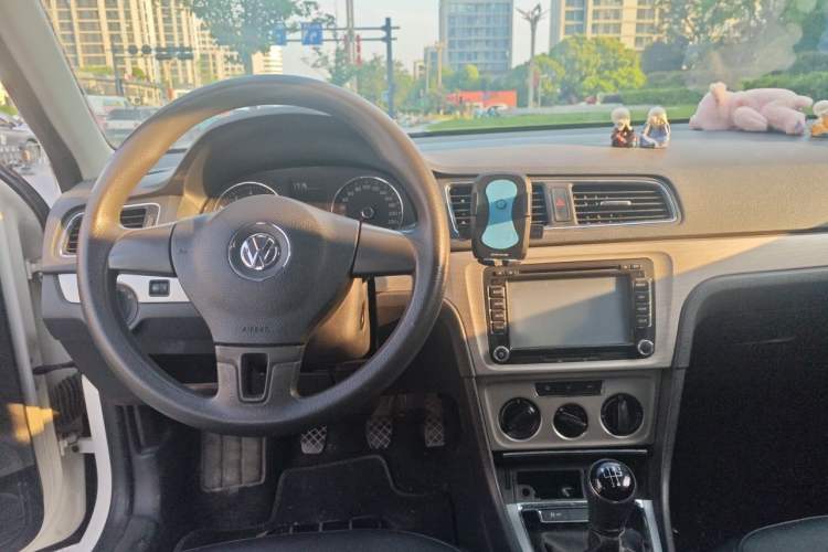 Used Volkswagen Lavida 2013 Restyled Classic 1.6L Manual Comfort Edition Interior 2