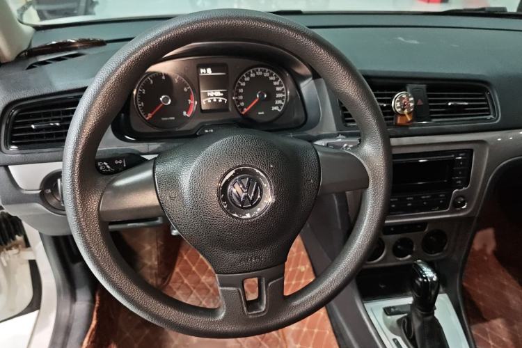 Used Volkswagen Lavida 2013 Revised Classic 1.6L Automatic Fashion Edition Interior 2
