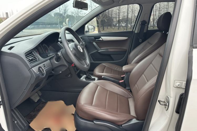 Used Volkswagen Lavida 2013 Revised Classic 1.6L Automatic Fashion Edition Interior 2
