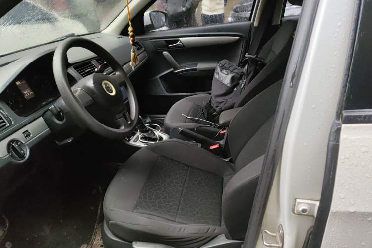 Used Volkswagen Lavida 2013 Revised Classic 1.6L Automatic Fashion Edition Interior 2