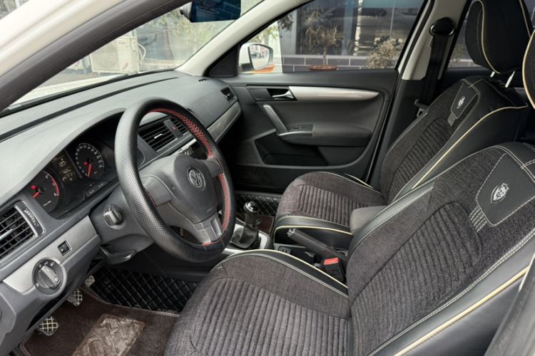 Used Volkswagen Lavida 2013 Revised Classic 1.6L Manual Fashion Edition Interior 2