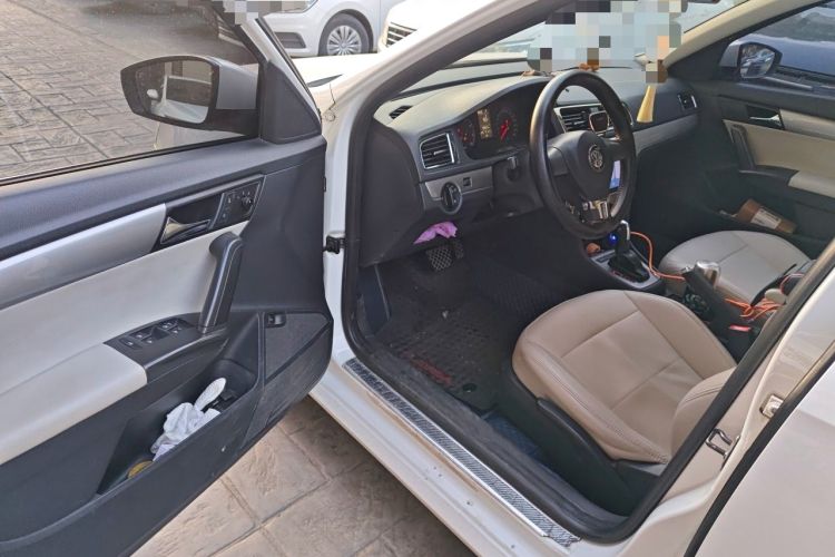 Used Volkswagen Lavida 2013 Revised Classic 1.6L Automatic Fashion Edition Interior 3