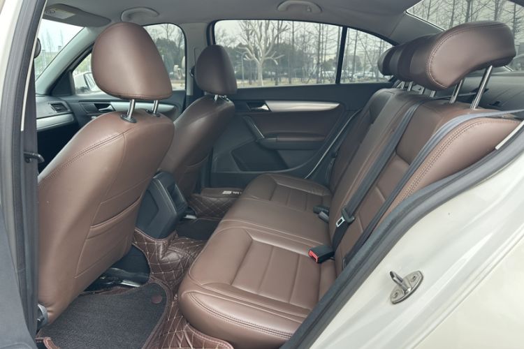 Used Volkswagen Lavida 2013 Revised Classic 1.6L Automatic Fashion Edition Interior 3