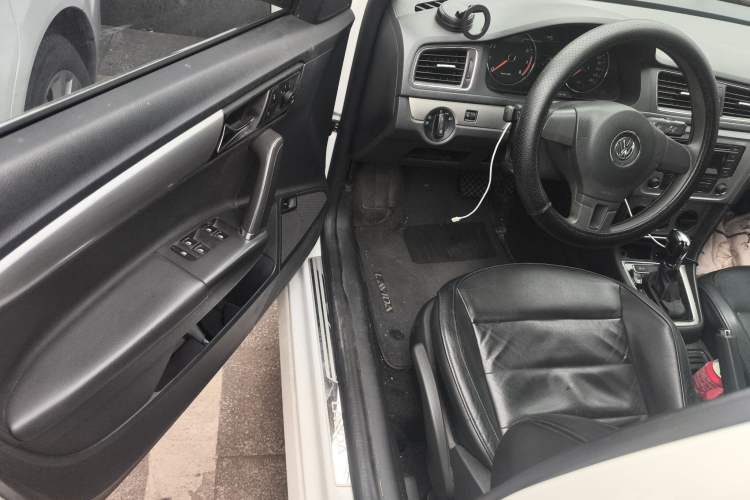 Used Volkswagen Lavida 2013 Restyled Classic 1.6L Automatic Comfort Edition Interior 3