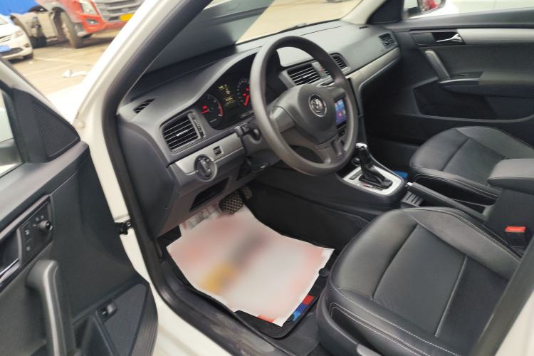 Used Volkswagen Lavida 2013 Revised Classic 1.6L Automatic Fashion Edition Interior 4