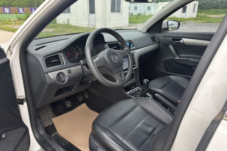 Used Volkswagen Lavida 2013 Restyled Classic 1.6L Manual Comfort Edition Interior 5
