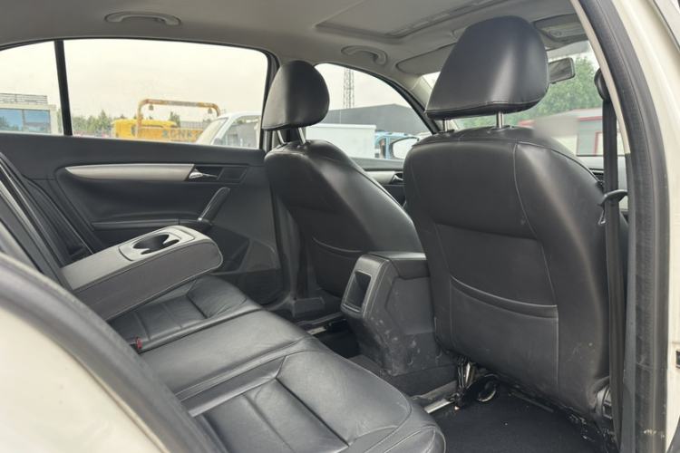 Used Volkswagen Lavida 2013 Restyled Classic 1.6L Manual Comfort Edition Interior 7