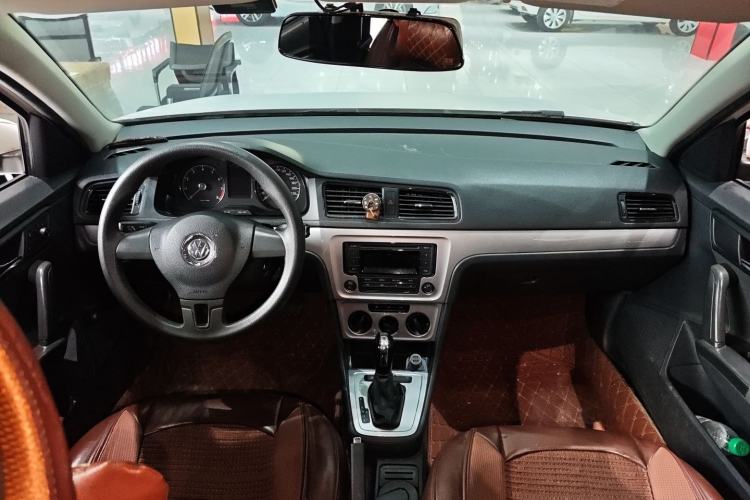 Used Volkswagen Lavida 2013 Revised Classic 1.6L Automatic Fashion Edition Interior 7