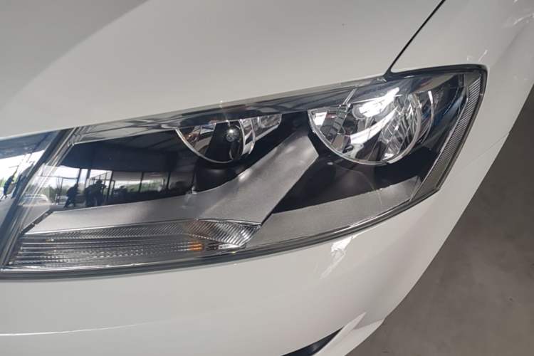 Used Volkswagen Lavida 2013 Revised Classic 1.6L Manual Fashion Edition Left Front Headlight