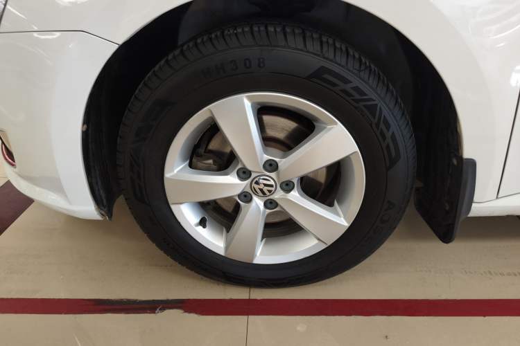 Used Volkswagen Lavida 2013 Revised Classic 1.6L Manual Fashion Edition Left Front Wheel Hub