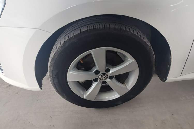 Used Volkswagen Lavida 2013 Revised Classic 1.6L Manual Fashion Edition Left Front Wheel Hub