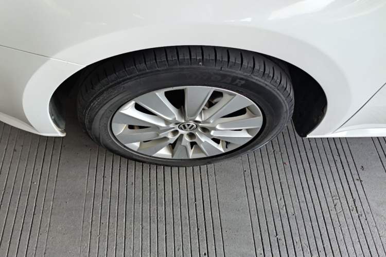 Used Volkswagen Lavida 2013 Restyled Classic 1.6L Manual Comfort Edition Left Front Wheel Hub