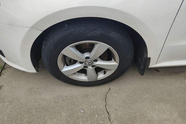 Used Volkswagen Lavida 2013 Revised Classic 1.6L Automatic Fashion Edition Left Front Wheel Hub