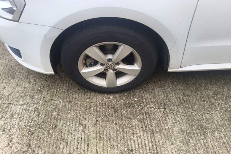 Used Volkswagen Lavida 2013 Revised Classic 1.6L Automatic Fashion Edition Left Front Wheel Hub