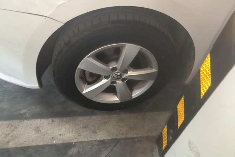 Used Volkswagen Lavida 2013 Revised Classic 1.6L Manual Fashion Edition Left Front Wheel Hub