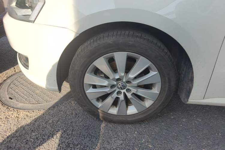 Used Volkswagen Lavida 2013 Restyled Classic 1.6L Manual Comfort Edition Left Front Wheel Hub