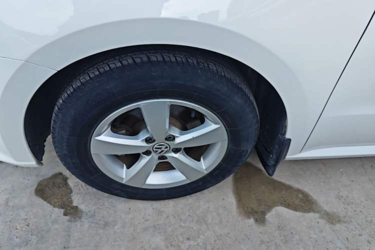 Used Volkswagen Lavida 2013 Revised Classic 1.6L Automatic Fashion Edition Left Front Wheel Hub
