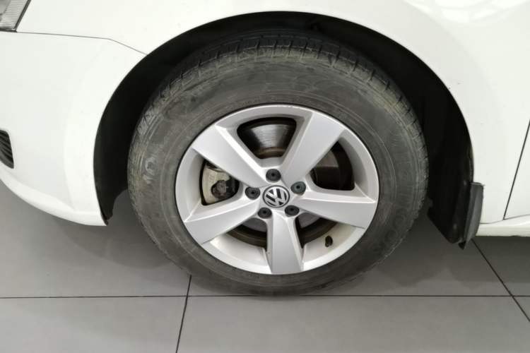 Used Volkswagen Lavida 2013 Revised Classic 1.6L Automatic Fashion Edition Left Front Wheel Hub