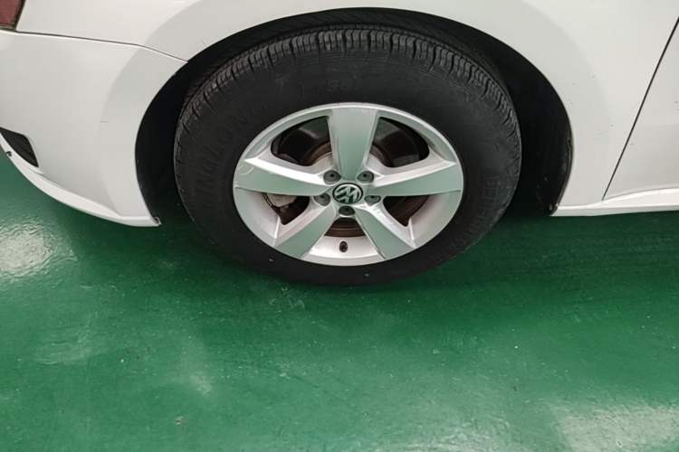 Used Volkswagen Lavida 2013 Revised Classic 1.6L Automatic Fashion Edition Left Front Wheel Hub