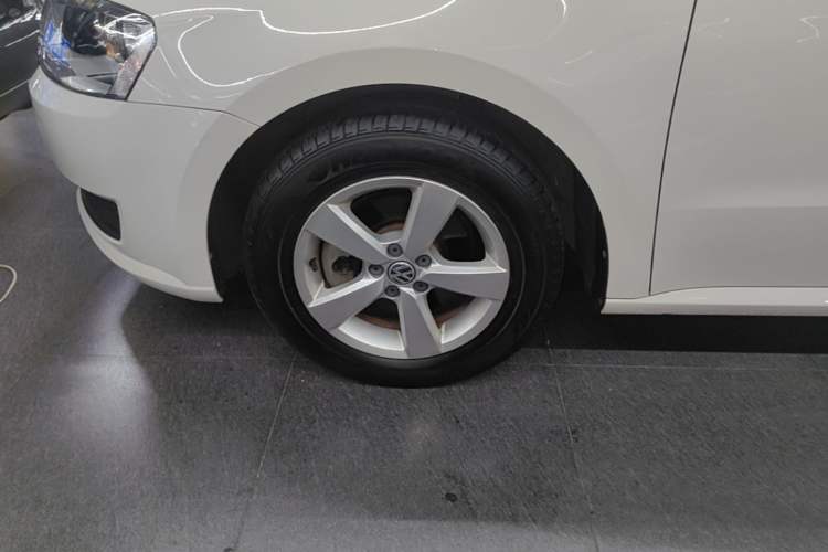Used Volkswagen Lavida 2013 Revised Classic 1.6L Automatic Fashion Edition Left Front Wheel Hub